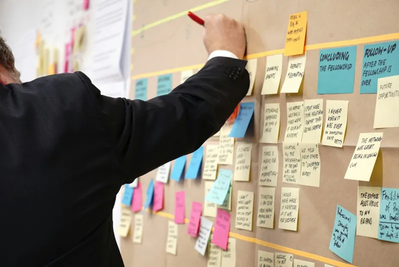 Tableau Kanban avec post-its pour le cadrage de projet