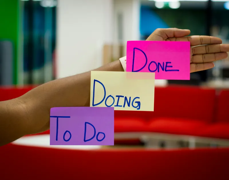 Post-its To Do Doing Done pour le suivi agile de livraison