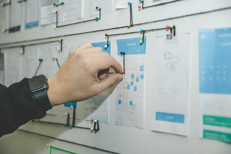Wireframes et prototypes d'interface épinglés sur un tableau