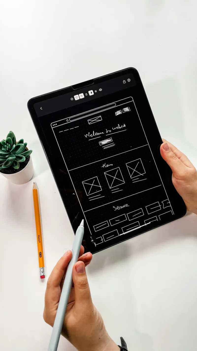Wireframe de design UX sur tablette avec stylet