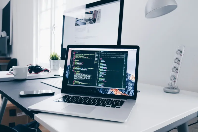 Développeur travaillant sur une intégration ERP avec double écran
