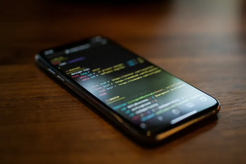 Smartphone affichant du code de développement mobile