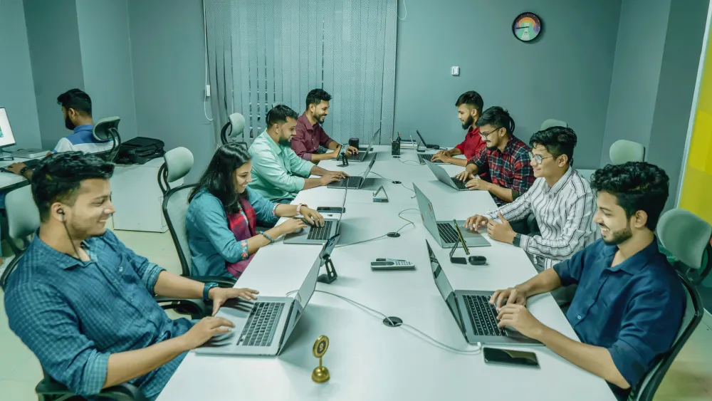 Grande équipe de développeurs travaillant en open space